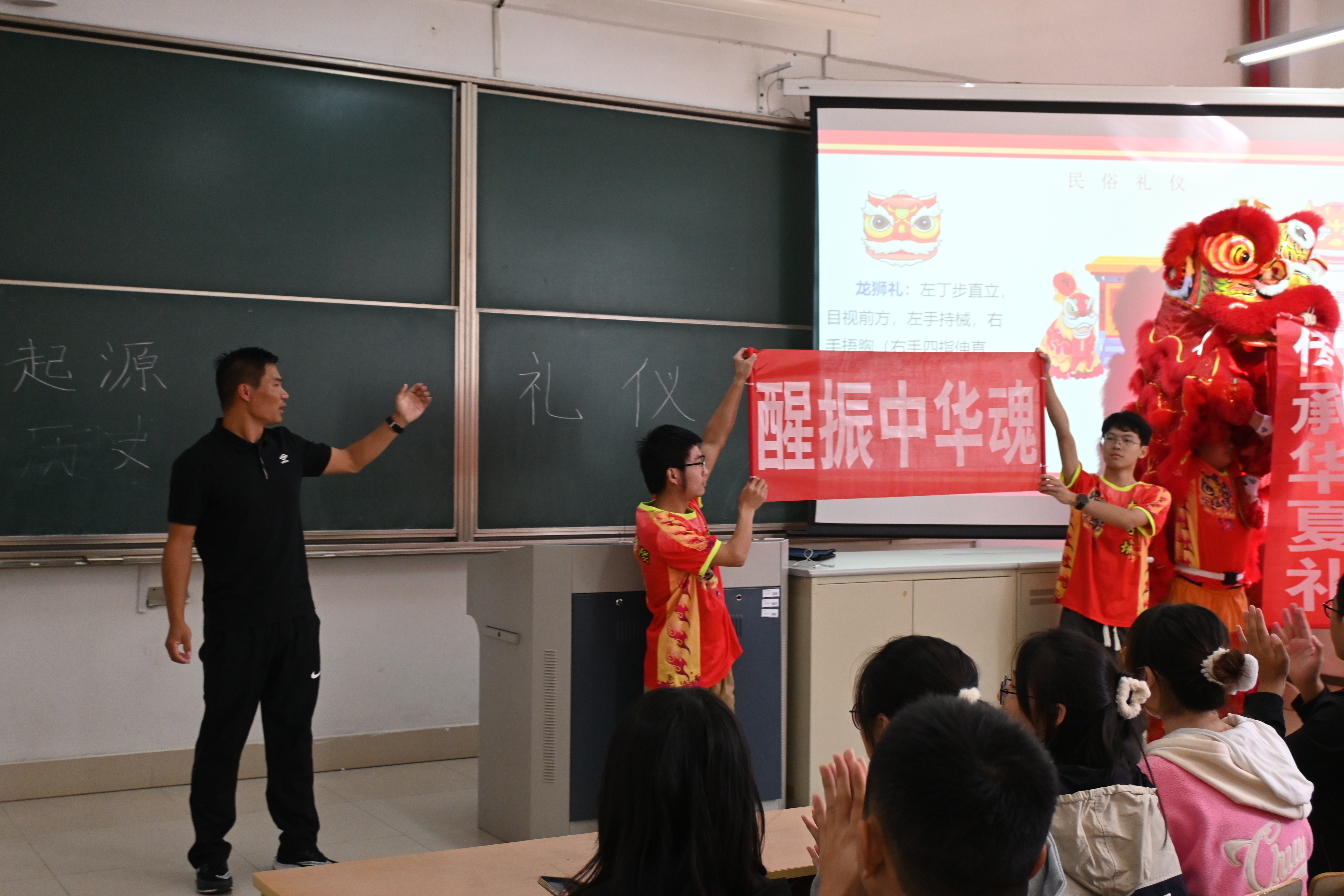 1730013216494686.jpg 图7 文理科组教师的比赛现场2.JPG