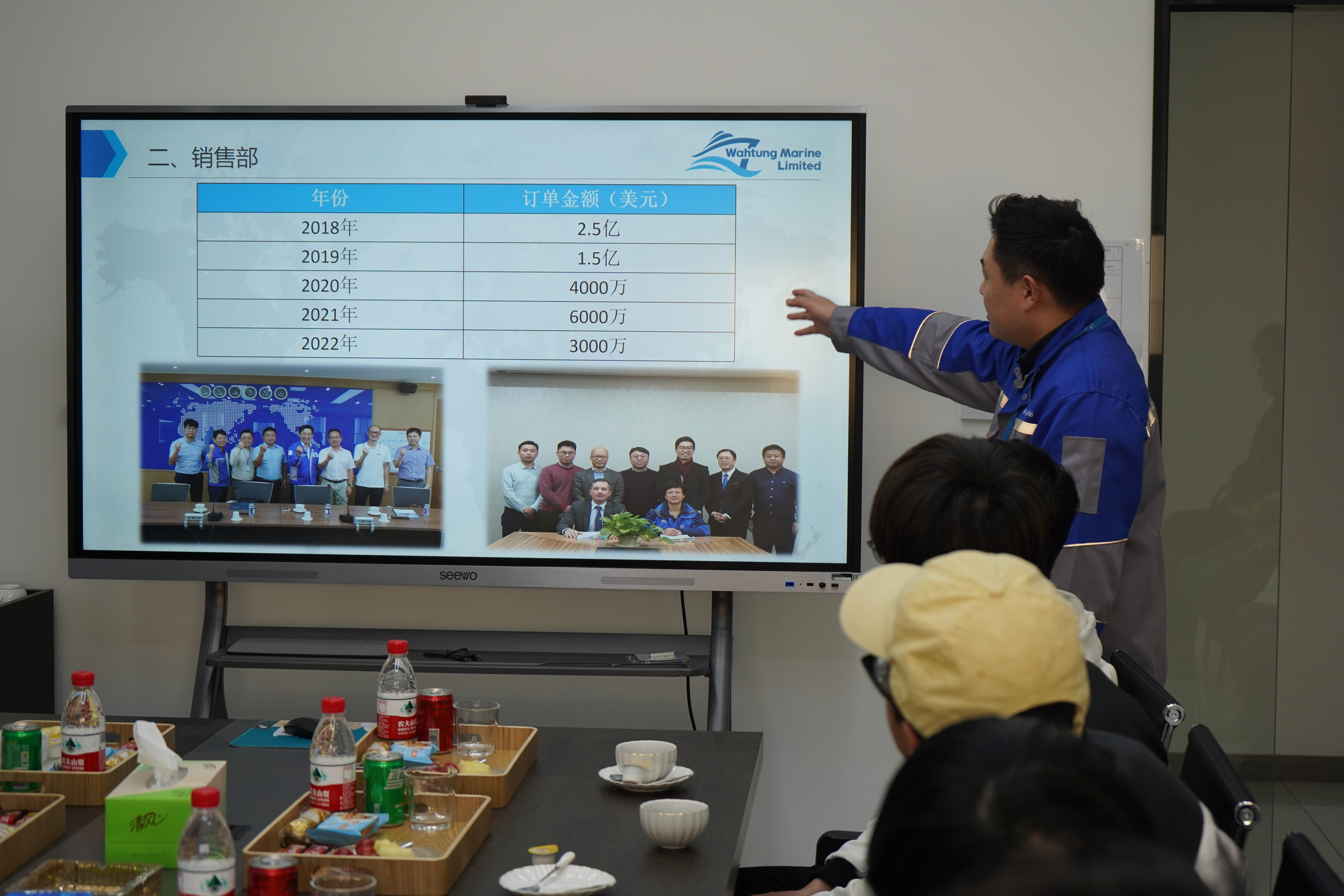 图2 公司员工为在座人员讲解公司现状.JPG