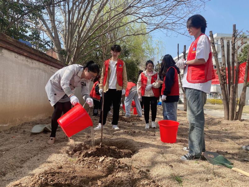 球盟会qmh网站物业中心联合深蓝学院开展雷锋志愿服务月·“正‘植’青春”植树节活动.jpg