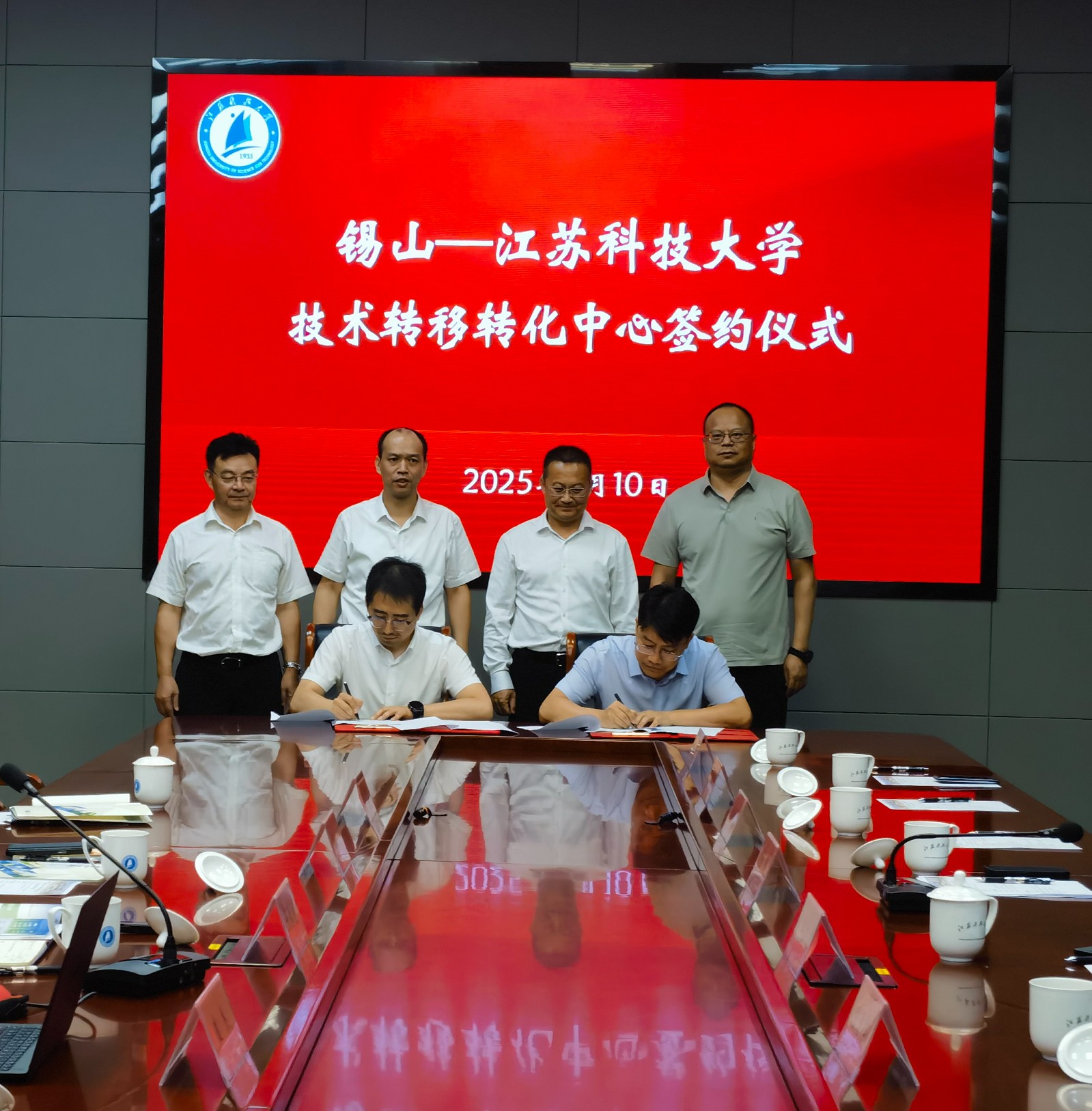 学校举行锡山与球盟会qmh网站技术转移转化中心签约仪式4.jpg